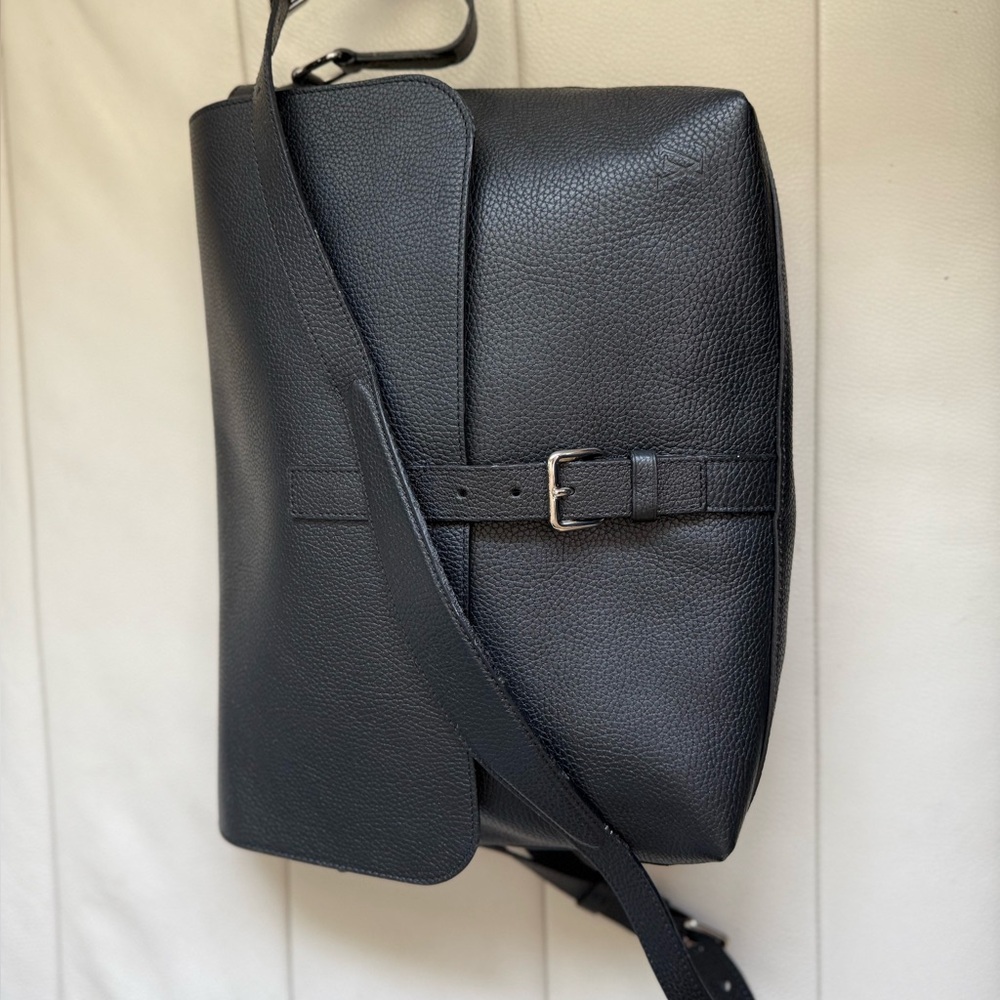 Louis Vuitton Elegant Black Leather Men's Bag